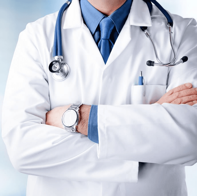 Profesional médico brindando atención domiciliaria personalizada a paciente